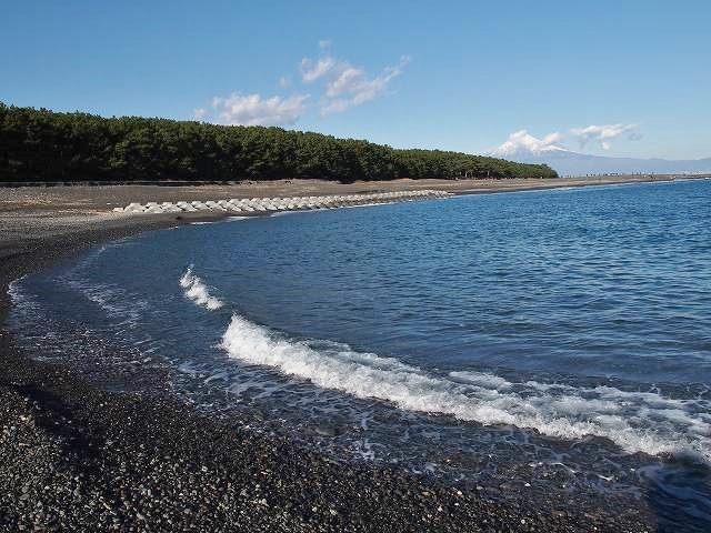 羽衣の松から少し南側に行った浜。寄せて引く波に小石がこすれる音が大変心地いいです