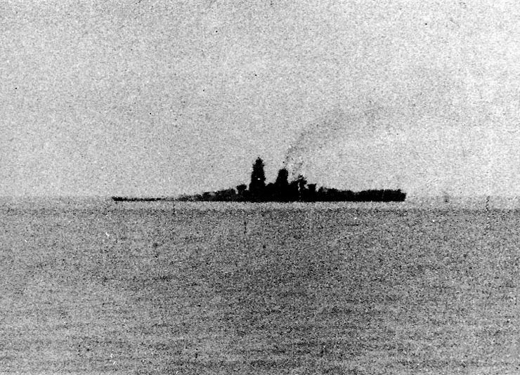 駆逐艦「磯風」から撮影された沈みゆく「武蔵」。前甲板の砲塔付近まで波を被っている