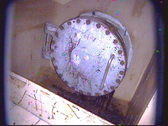 原子炉格納容器内部調査技術の開発」2号機原子炉格納容器内部 A2調査(X-6ペネ周りの状況について) 「X-6ペネ」撮影日：2015年6月26日 提供：東京電力株式会社