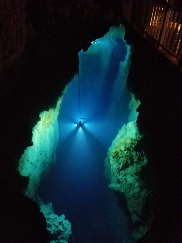 龍泉洞の地底湖