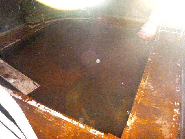 新たに水溜りが発見された5号機オペフロのキャスク洗浄ピット底部（福島第一原子力発電所5号機　使用済燃料プール冷却材浄化系弁ボックス内に確認された水溜りの調査結果について（類似箇所調査含む）| 東京電力 掲載日：平成26年8月1日 より）
