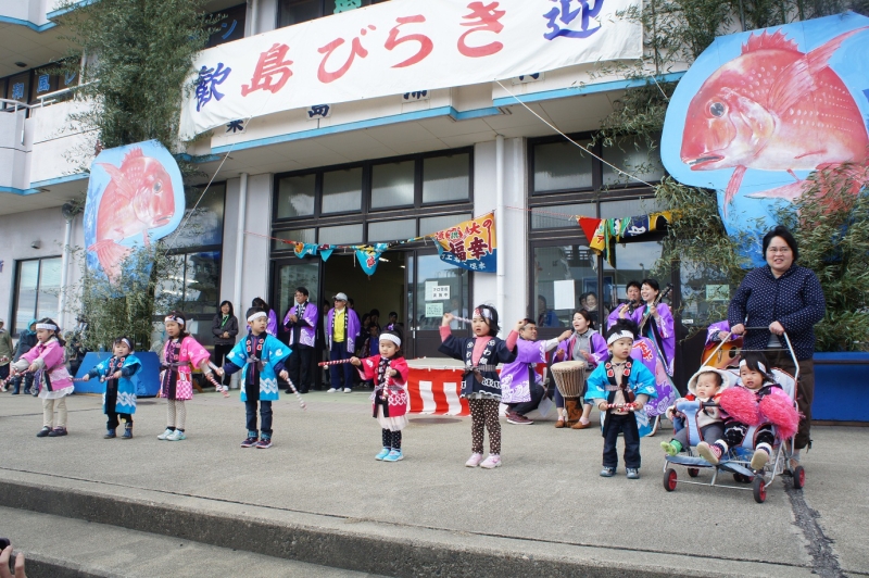 粟島「第26回　島びらき」にて踊りを披露する子供たち