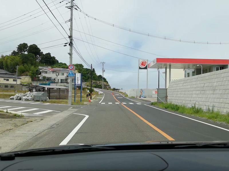 吉田浜地区にあるガソリンスタンド。津波によって大きな被害を受けながらも営業再開