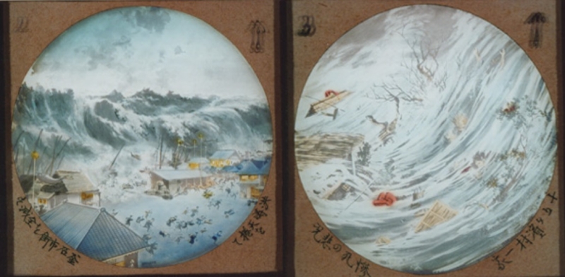 仙台博物館蔵の幻燈写真 左：市街を襲う津波（釜石町）右：集落を飲み込む津波（十五ケ濱）