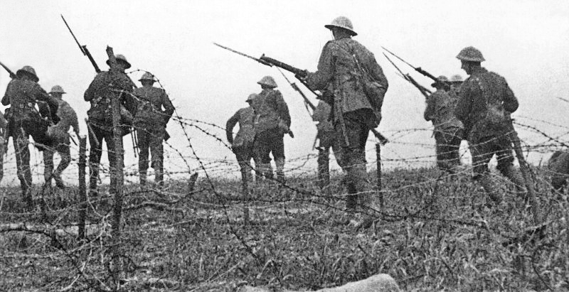 戦車が登場するソンムの戦いでのイギリス軍（1916年7月）（ウィキメディア・コモンズ）