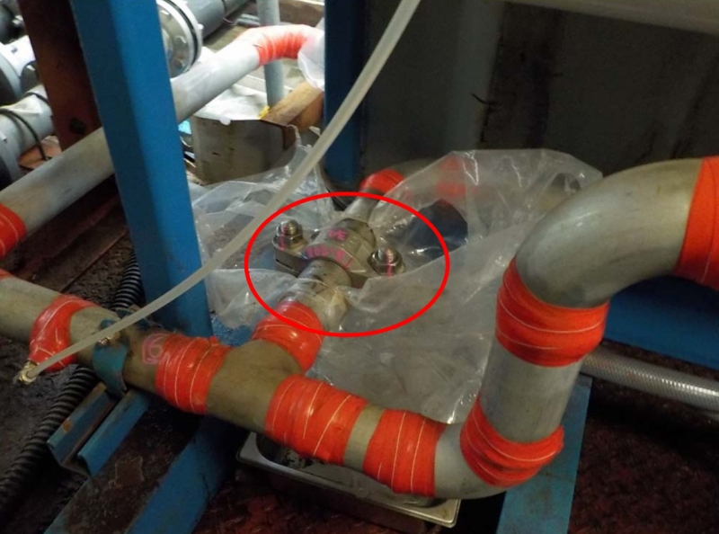 「淡水化装置（ＲＯ２－５）のブースターポンプ出口配管継手部から堰内への漏えいについて｜東京電力 平成27年11月16日」より。継手のボルトには緩みを確認するためのピンクの線が引かれている