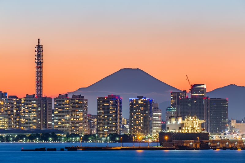 横浜の街並みと富士山のシルエット