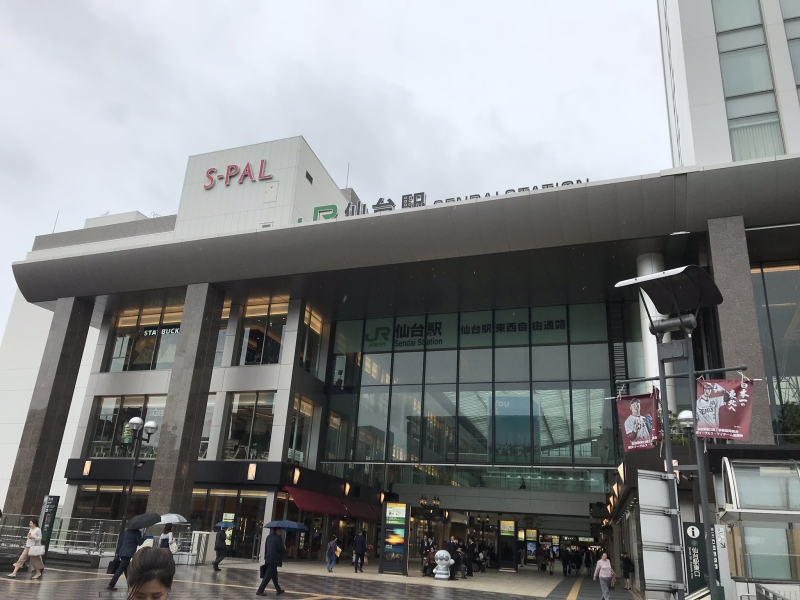 仙台駅前でパシャリ。大きい駅なのでいつもちょこっと迷います。