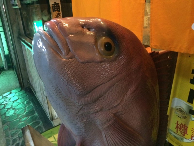 魚料理のお店の玄関に立つオブジェの鯛は天然物？