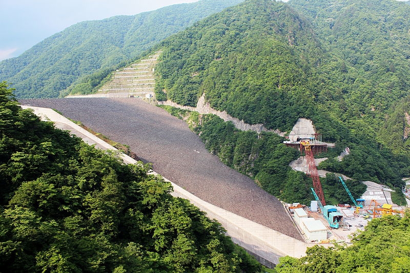 日本にあるフィル形式のダムで最も堤体積がある徳山ダム