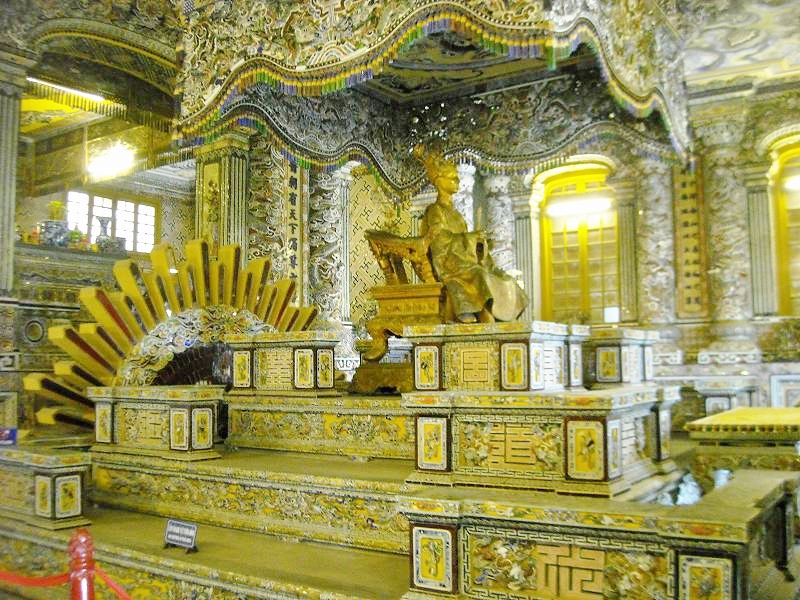 金箔が押されたカイディン帝の座像。等身大の大きさで造られている。この下にカイディン帝が眠っている