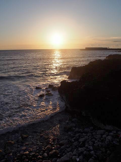 天気は快晴。垂土海岸にて朝日を撮影