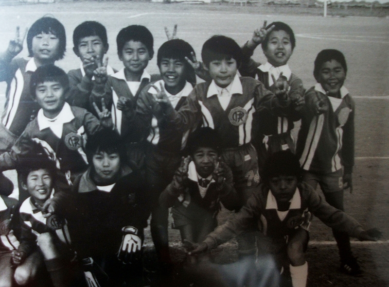 2列目の右から3番目が増田さん。なぜかさぼることも多かったサッカークラブの仲間と。