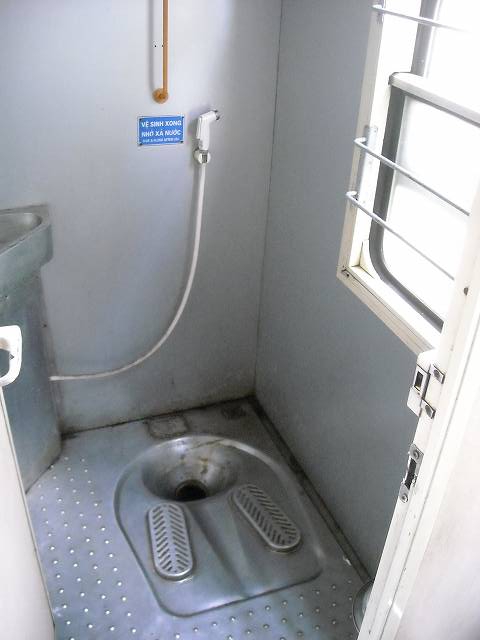 トイレ。壁にあるホースで水を流すことができる。美しい車窓からの景色ならいざ知らず、トイレを撮影している日本人をベトナム人は怪訝な目で見ていたかもしれない・・・