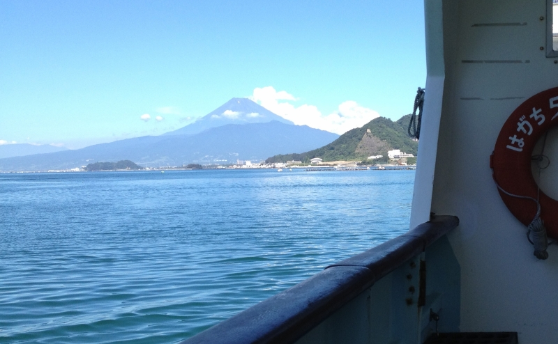2012年8月の富士山。なぜか駿河湾の海上より