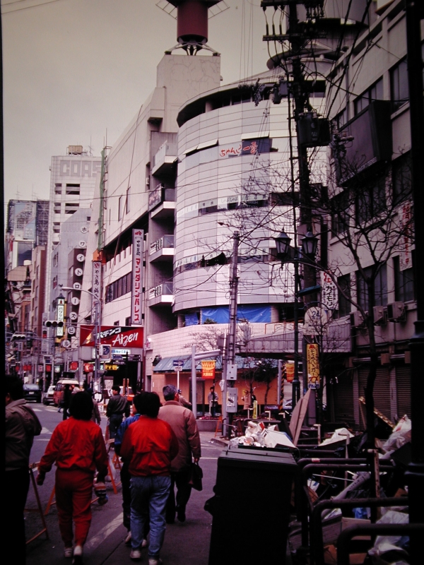 神戸のまんなか三宮は、どのビルも傾きが微妙なのです。