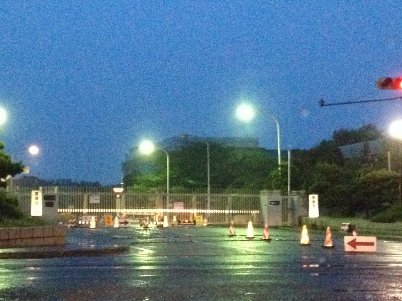 雨の中の東海村原子力関連施設のゲート（東海村）