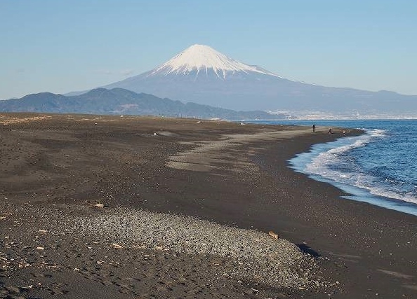 三保松原から富士山を望む。三保半島の先端近くにて