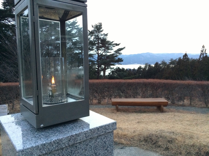 陸前高田市の高台に設置された「希望の灯り」。阪神淡路大震災で被災した方々をはげまそうと全国47都道府県から集められた種火から灯された「1.17 希望の灯り」の火が灯されている