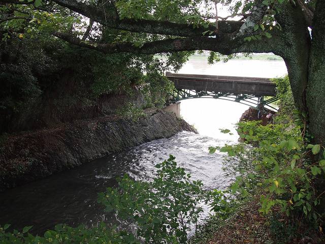 城の東側を流れる郷瀬川。写真に写っている橋の下に小さな滝があり、木曽川と合流している