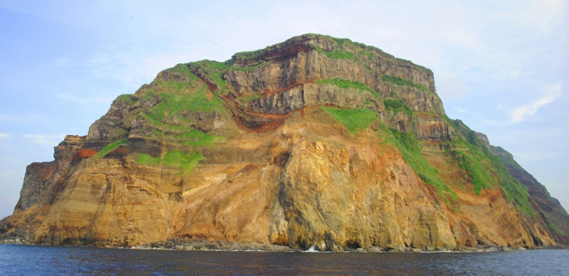 断崖絶壁の青ヶ島