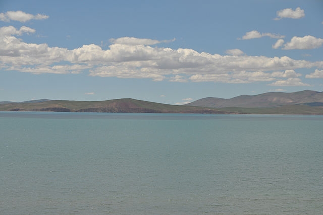 ツォナ湖（出典：Wikimedia Commons）