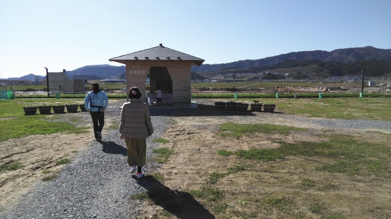 陸前高田復興まちづくり情報館の敷地内にある慰霊碑。