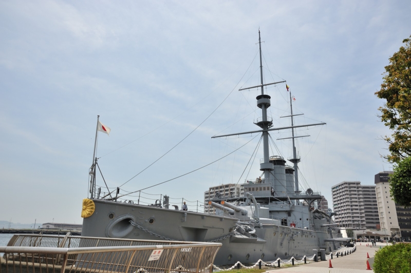 前方から望む戦艦三笠（横須賀市の三笠公園内）