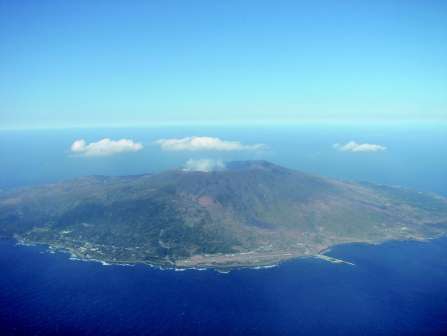 三宅島全景　南東側上空から　2010年1月29日　気象庁撮影