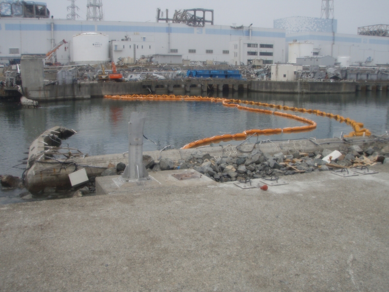 震災から1カ月後の2011年4月11日に撮影されたシルトフェンス