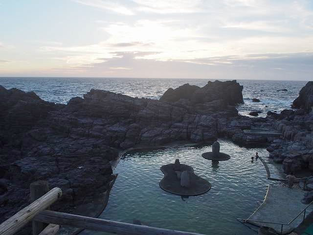 日没間際の神津島温泉保養センターの露天風呂