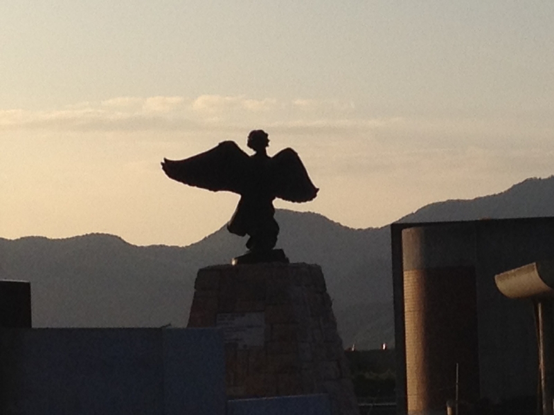 2013年3月11日に設置された「Angel of Hope」の像と大川小学校校舎