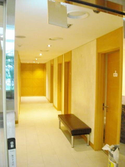 シャワールーム施設内。写真に写っている木製のドアがシャワールーム
