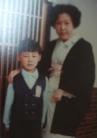 小学校入学式にお母様と。小さな頃から他の子と比べて頭一つ分大きかった。