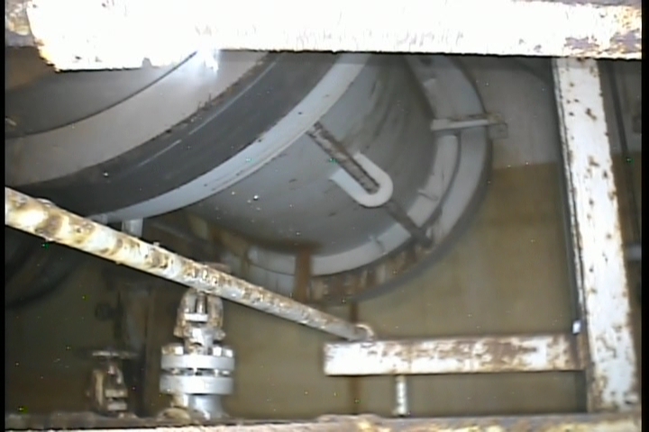 主蒸気配管C（ここからは水漏れは確認されなかった）管の向こうは格納容器内部につながっている。管の外にガイドのようなものが見えるので、伸縮継手の部分かもしれない