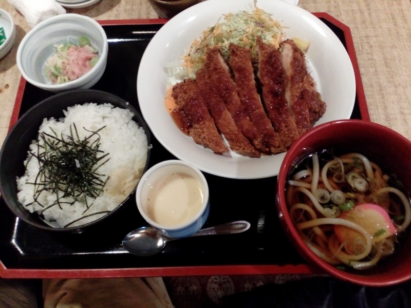 夕食はホテルのすぐ近くの「力寿司」という定食屋さんでいただきました。