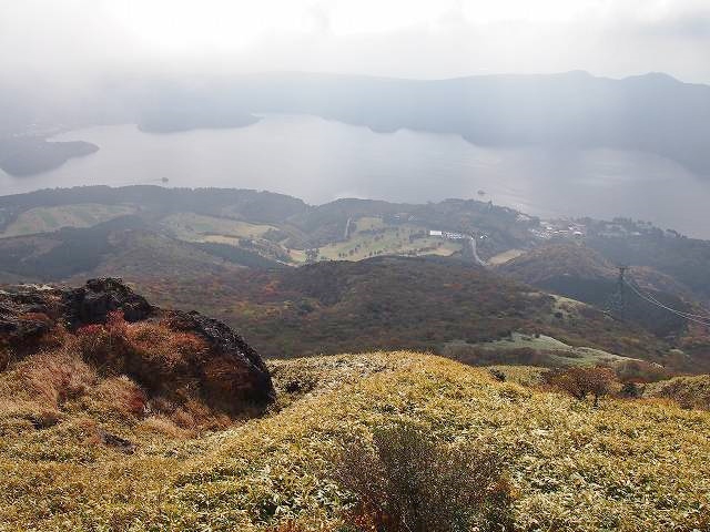 箱根連山の駒ヶ岳から芦ノ湖方面の眺め（2014年秋撮影）