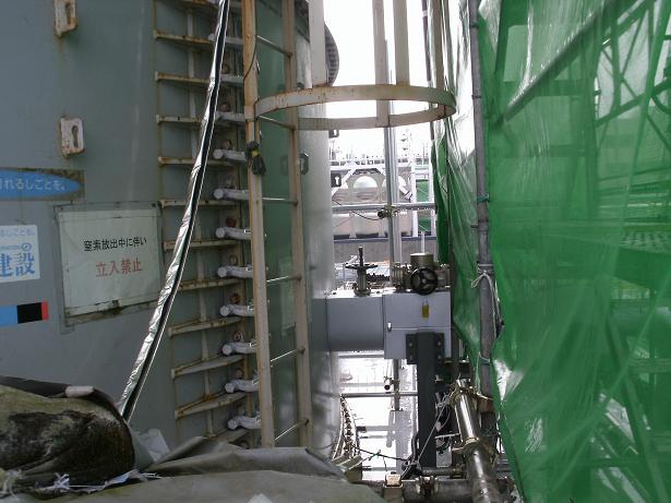 １～３号機処理水バッファタンク堰屋根設置工事梯子（下部）使用禁止before