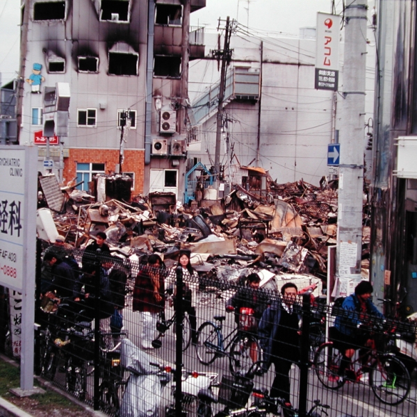 阪神大震災写真集　被災した集合住宅 ☆日本の職人技☆ Amazon.co.jp: 被災した集合住宅 阪神大震災
